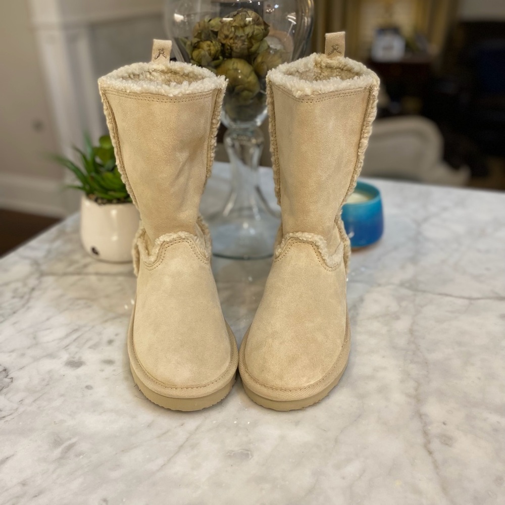 NWOT AMERICA EAGLE CREAM SUEDE SHERPA BOOTS